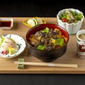 地鶏の親子丼【黒】お刺身付き 1,100円(税込)