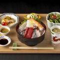 豪華海鮮丼とチキン南蛮定食1,500円(税込)