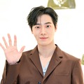 筋肉がスゴイ…韓国ゲイタレントも大絶賛の俳優チュ・ヨンウ、スーツの下に隠された圧巻の肉体美！【PHOTO】