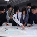 左から）加藤シゲアキ、中尾明慶、山下美月、山口紗弥加、齋藤璃佑、佐藤隆太（C）吉川英梨／講談社 （C）フジテレビ