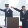 左から）椎名桔平、皆川猿時（C）吉川英梨／講談社 （C）フジテレビ