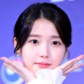 IU、ドラマ『おつかれさま』で自身の幼い頃を演じた子役と再会！公演での2SHOTが話題 画像