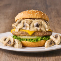 フレッシュネスバーガー、“国産マッシュルーム3倍増量”のチーズバーガーを24日より販売！ 画像