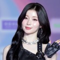 BABYMONSTER・アサ、妖艶な“小悪魔的”魅力から抜け出せない！叱られたくなる黒ミニワンピ姿【PHOTO】