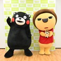 サムズアップするくまモン(左)、らじおんチャンのぬいぐるみを抱えるらいよんチャン(右)©2010 熊本県くまモン©MBS
