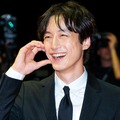 坂口健太郎、“三角関係”報道後初の公の場…釜山国際映画祭レッドカーペットに笑顔で登場【PHOTO】 画像
