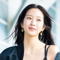 “ほぼ全部見えてる”の衝撃再び…？高級ランジェリールックで空港に、韓国女優の挑発的な色気【PHOTO】 画像