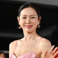 『愛の不時着』女優ソン・イェジン、胸元がぱっくり開いた大胆ストラップドレスに視線釘付け【PHOTO】 画像