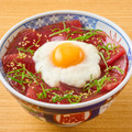 鰹の月見丼（税込989円）