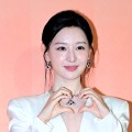 『涙の女王』女優キム・ジウォン、バストの存在感引き立つ豪華なドレス姿！輝かしい美貌に惚れ惚れ【PHOTO】 画像