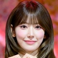 ずり落ちそう…LE SSERAFIM・宮脇咲良、胸元ざっくり“危険なオフショル姿”に視線釘付け！【PHOTO】 画像
