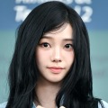 aespa・カリナ、“無欠点美貌”に視線集中！小顔際立つ爽やかルックでミラノに出国【PHOTO】 画像