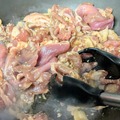 スタミナ丼の具は焼いて食べる　撮影＠渡邉