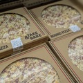 丸型ピザ ジャーマンポテトが陳列されたデリカコーナー　撮影＠渡邉