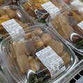 角煮大根が陳列されたデリカコーナー　撮影＠渡邉