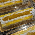マンゴークランチヨーグルトケーキが陳列されたスイーツコーナー　撮影＠渡邉