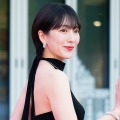 まるでアニメキャラ？KARA・ジヨン、“超ミニ丈”パンツに黒革の穴開きロングブーツ姿で魅了【PHOTO】