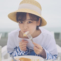 伊原六花、パンケーキを頬張るキュートなショットも！『2026年カレンダー』が発売決定 画像