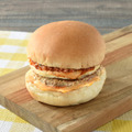 チーズに溺れろ！月見チーズバーガー（税込430円）