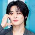 Stray Kids・I.N、爽やか笑顔でイタリアへ出国！シックな空港ファッションに注目【PHOTO】 画像