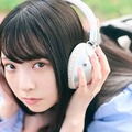 日向坂46・佐藤優羽、ヘッドフォン×上目遣いの可愛らしいショットを公開！ 画像