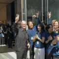 ティム・クックCEOも握手や写真撮影に応じる！「Apple銀座」リニューアルオープン 画像