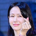 『愛の不時着』女優ソン・イェジン、地下鉄に乗る!?混雑する車内でも隠し切れないオーラ【PHOTO】 画像