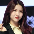 アイドル時代は“ナチス連想ショット”で議論となったGFRIEND出身キム・ソウォン、新しい所属事務所と契約 画像