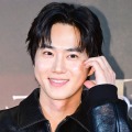 EXO・スホ、新曲『Medicine』MV公開！ミュージカル風演出で“恋の感情”をカラフルに表現 画像