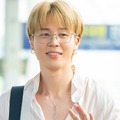 BTS・JIMIN、鍛え上げられた肉体チラリ…！大人の色気漂うファッションでパリへ出国【空港写真】 画像