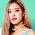 「下着かな？」輝く太ももに注目　スリップドレスの大胆ビジュアル、BLACKPINK・ロゼの儚げな表情【PHOTO】 画像