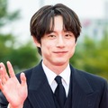 「また痩せた？」坂口健太郎が韓国授賞式のレッドカーペットに登場！優しい笑顔でファンサービス【PHOTO】 画像