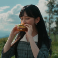 乃木坂46・池田瑛紗、マクドナルドCMに初出演！堺雅人と“サムライマック”頬張る 画像