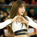 「ハンパない！」新婚ホヤホヤの韓国チアガール、“美太もも丸見せ”大胆ミニスカで視線強奪【PHOTO】 画像