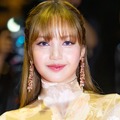インナー透け透け…BLACKPINK・リサ、“衝撃シースルー”ドレス姿で圧巻スタイル！「ほぼランジェリー」【PHOTO】 画像