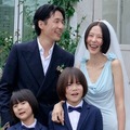 韓国シンママタレント、2人の息子と再婚相手とともに結婚式の写真を公開！幸せな新しい家族 画像