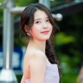 歌手IU、“透け感”際立つ肩出しドレス姿で魅了！上目遣いSHOTに美しいデコルテで悩殺【PHOTO】 画像