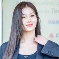 見えちゃう…TWICE・サナ、超ミニスカ姿のしゃがみSHOT！危険な丈にハラハラ【PHOTO】