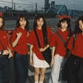 LE SSERAFIM、お揃いユニフォーム姿で“スパゲッティ配達員”に変身！新曲『SPAGHETTI』コンセプト公開 画像