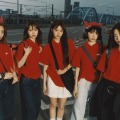 LE SSERAFIM、お揃いユニフォーム姿で“スパゲッティ配達員”に変身！新曲『SPAGHETTI』コンセプト公開