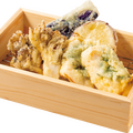 びんちょう鮪と秋野菜の天ぷら盛り合わせ（税込495円）