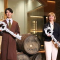 サッポロビール株式会社 ヱビスブランド Chief Experience Brewer 有友亮太氏（左）とデュワーズ マスターブレンダー ステファニー・マクラウド氏（右）【撮影／小松暁子】