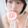 元SKE48・北野瑠華、ポップな衣装で美谷間チラ見せ！セクシーな紙面カットを披露 画像