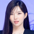 超ミニスカでインナー見せ…i-dle・ソヨン、“大胆ファッション”で視線強奪！「どうなってるの？」【PHOTO】 画像