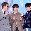 Vは大胆な胸元おはだけで色気全開！やんちゃRM、フェミニンJ-HOPEと“連結ハート”披露【独自写真】 画像