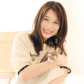 芳根京子、初のカレンダー発売決定！ペットのフェレットと共演も 画像