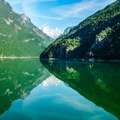 ドロミティ渓谷の湖の風景