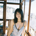 頓知気さきな、美谷間チラ見せセクシーショット！最新写真集の電子版が25日より配信開始 画像