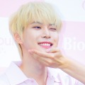 「笑顔が眩しい…」NCT・ドヨン、爽やか“好青年ルック”でイベントに登場【PHOTO】
