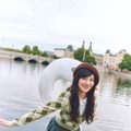 日向坂46・河田陽菜、コペンハーゲンで“デート風”ショット！弾ける笑顔の先行カットを披露 画像